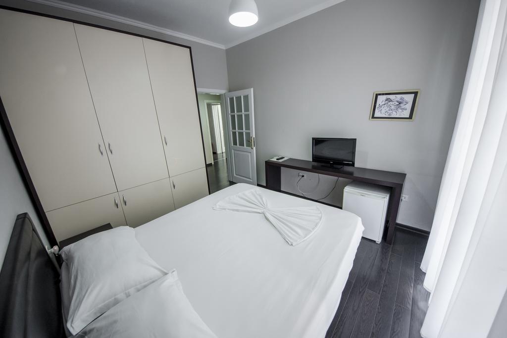 Kadrisa Hotel Durres Exterior photo